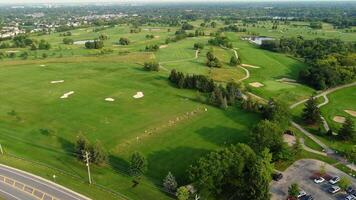 au dessus vue de les golfeurs. le golf club joueurs sur le cours, chaque en train de préparer à jouer. aérien vue de le vert le golf cours. video