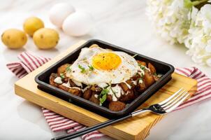 le colette huevo y patata soleado lado arriba servido en un plato aislado en mesa lado ver de árabe desayuno foto