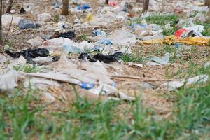 tierra con basura, basura tugurio paisaje de ecológico dañar contaminado tierra., el plastico chatarra en vertedero, ambiental problemas contaminación, residuos o basura desde casa en residuos vertedero foto