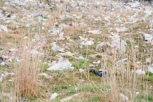 tierra con basura, basura tugurio paisaje de ecológico dañar contaminado tierra., el plastico chatarra en vertedero, ambiental problemas contaminación, residuos o basura desde casa en residuos vertedero foto