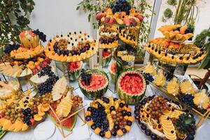 delicioso dulces en Boda caramelo buffet con postres, pastelitos, tiramisú y galletas foto