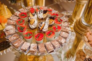 delicioso dulces en Boda caramelo buffet con postres, pastelitos, tiramisú y galletas foto