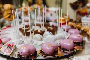 delicioso dulces en Boda caramelo buffet con postres, pastelitos, tiramisú y galletas foto