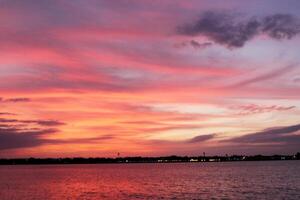 un increíble, increíble puesta de sol en el rojo mar. reflexión de el cielo en el mar. Jeddah, Arabia Saudita arabia foto