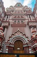 hermosa arquitectura de Jami ul-alfar mezquita o el rojo mezquita un icónico y más popular histórico mezquita en colombo, sri lanka. eso estaba construido en 1908 y es uno de el puntos de referencia en colombo. foto