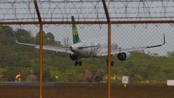 phuket, Tailândia - fevereiro 16, 2023. airbus a320-251n, b-30ad do Primavera companhias aéreas descendente para terra às phuket aeroporto, lado Visão video