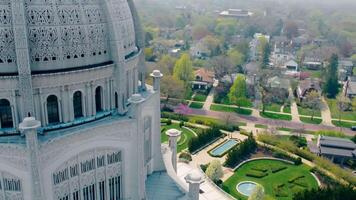 aéreo ver de el bahai casa de culto, gastos generales Disparo de el bahai casa de Adoración y sus rodeando jardines en wilmet, Illinois. video