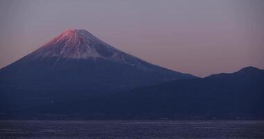 uma crepúsculo do Monte Fuji atrás a azul céu dentro inverno video