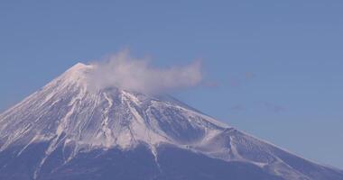 Monte Fuji detrás el azul cielo en invierno telefotográfico Disparo video