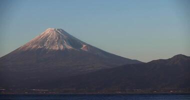 uma crepúsculo do Monte Fuji atrás a azul céu dentro inverno video