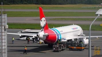 Santo petersburgo, Rusia - julio 26, 2022. sukhoi Super Jet 100, ra-89092 de yamal aerolíneas. pasajeros consiguiendo apagado el tablero. aerobús a320, ra-73732 de aeroflot rodando a pulkovo aeropuerto video