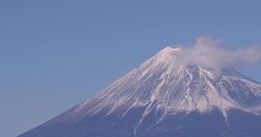 Monte Fuji atrás a azul céu dentro inverno telefoto tiro video