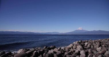 Mt. Fuji nära suruga kust i shizuoka bred skott panorering video