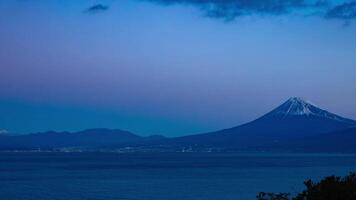 en gryning Timelapse av mt fuji nära suruga kust i shizuoka panorering video