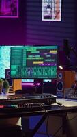 vertical vídeo vacío hogar estudio lleno con grabación y mezcla instrumentos, electrónico dispositivos y grajilla software usado para música producción y acústica. moderno brillante espacio con caja de resonancia panel. cámara una. video