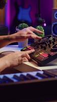 verticale vidéo l'audio ingénieur enregistrement piano clavier instrument Remarques et chant, en fonctionnement une mélange console avec amplificateur et choucas Logiciel sur ordinateur. artiste édition des sons pour la musique industrie. caméra un. video