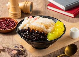 afeitado hielo con mango, rojo frijoles y arroz pelota servido en cuenco aislado en mesa parte superior ver de asiático comida foto