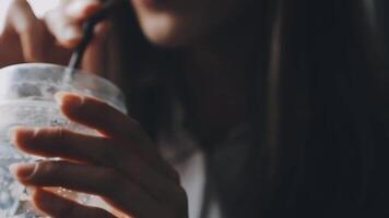 portrait de souriant content de bonne humeur magnifique jolie asiatique femme relaxant en buvant et à la recherche à tasse de chaud café ou thé.fille abattage prendre plaisir ayant petit déjeuner dans vacances Matin vacances sur lit à Accueil video