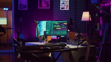 leeg huis studio gevulde met opname en menging instrumenten, elektronisch apparaten en daw software gebruikt voor muziek- productie en akoestiek. modern helder ruimte met klankbord paneel. camera a. video