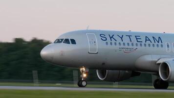 kazan, Rússia - agosto 05, 2022. airbus a320, ra-73757 do aeroflot, equipa aérea libré descolar do Kazan aeroporto. jato avião partida. jato avião acelerando. turismo e viagem conceito video