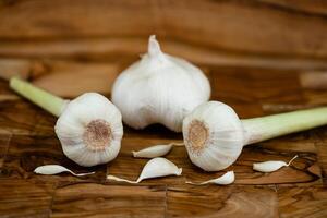 Fresco ajo para aceite de ajo en aceituna madera foto