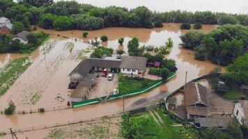 mensen wie zijn in een overstroomd huis door een rivier- dat overstroomd na regen overstromingen. ecologisch catastrofe en overstroomd dorp en huizen video