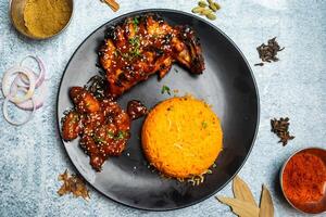 barbacoa tandoori pollo y ziro o giroscopio arroz comida conjunto con chile salsa servido en un plato aislado en gris antecedentes parte superior ver de Bangladesh comida foto