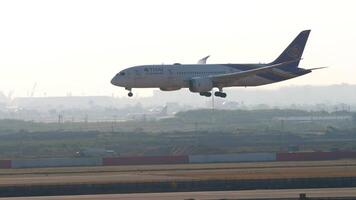 BANGKOK, THAILAND - JANUARY 21, 2023. Boeing 787 Dreamliner, HS-TQC of Thai Airways landing at Suvarnabhumi Airport, side view. Aircraft arriving. Plane is flying video