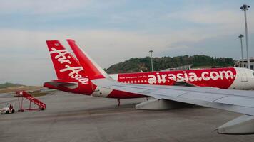 phuket, thailand - januari 21, 2023. passagerare flygplan flygbuss a320-216, hs-abc av airasia på de förkläde på phuket flygplats. porthål se av de förkläde video