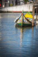 típico moliceiro,góndolas, en vouga río. Aveiro, Portugal foto