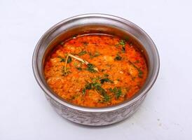 pollo sin espinas achari handi servido en plato aislado en gris antecedentes parte superior ver de pakistaní comida foto
