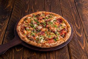 ajo supremo Pizza aislado en corte tablero parte superior ver en oscuro antecedentes italiano rápido comida foto
