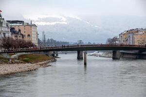 Salsburgo, Austria - 13.01.2024 ver en el marko-feingold-steg puente terminado el salzach río en el ciudad de Salsburgo, Austria. foto