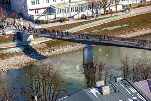 Salsburgo, Austria - 13.01.2024 ver en el marko-feingold-steg puente terminado el salzach río en el ciudad de Salsburgo, Austria. foto