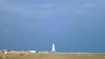 Leuchtturm im das Blau Himmel video