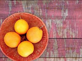 sinaasappels fruit Aan houten achtergrond video