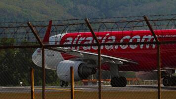 Huket, Tailândia - janeiro 26, 2023. ásia baixo coster airbus a320-216, hs-bbl do airásia taxiando para a pista para saída às phuket aeroporto , hkt. viagem conceito video