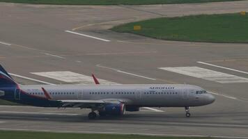 sochi, Russia - agosto 02, 2022. airbus a321-211, ra-73720 di aeroflotta rullaggio a sochi aeroporto. video