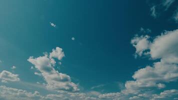 blu natura cielo sfondo e nuvole. bellissimo bianca nube su chiaro blu cielo come natura concetto. video