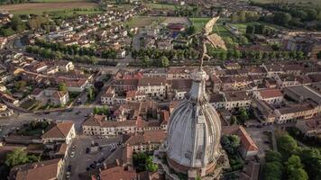 antenn panorama av lendinaras santa sofia klocka torn ängel staty på solnedgång video