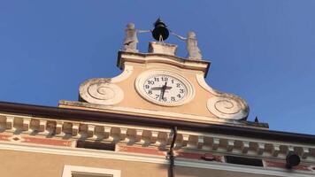 histórico edificio con reloj en bardolino en Italia video