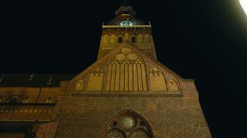 's nachts icoon. Riga koepel kathedraal gloeiend in voorkant Bij middernacht video