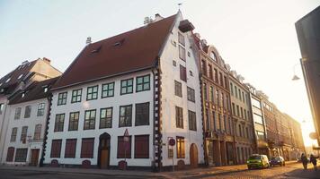 28 février, 2024 - Riga, Lettonie. mentzendorff maison avec une rouge toit des stands sur le ville rue coin video