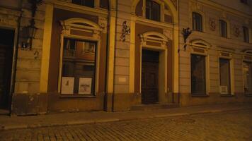 28 febrero, 2024 - riga, letonia un edificio con numeroso ventanas y puertas es brillantemente iluminado a noche - richard-wagner-haus video