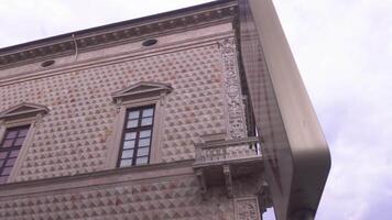 ferrara Italië 30 juli 2020 visie van palazzo dei diamanten in ferrara in Italië een beroemd historisch gebouw in de stad video