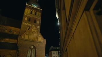 notturno incandescenza. riga cupola Cattedrale illuminato a mezzanotte nel davanti video