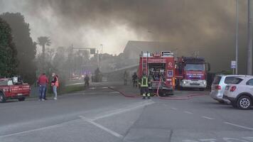 villanova del ghebbo Italien 25 März 2021 Italienisch Feuerwehrleute beim Arbeit video