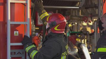 villanova del ghebbo Italien 25 März 2021 vigili del fuoco Italienisch Feuerwehrleute beim Arbeit video