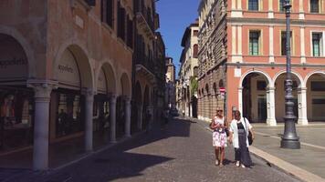treviso Italia 14 agosto 2020 ver de calamaggiore uno de el principal calle en treviso en Italia video