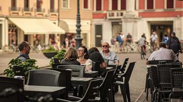 rovigo Italie 08 août 2022 caucasien femme séance dans une café et souriant parlant dialogue émotion de surprise en riant potins concept Contexte 60 images par seconde video